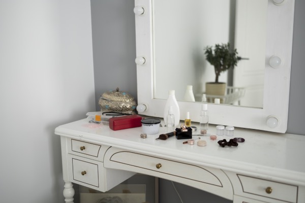 These Compact Vanity Tables Transform Even The Tiniest Rooms, Without Overwhelming Your Space