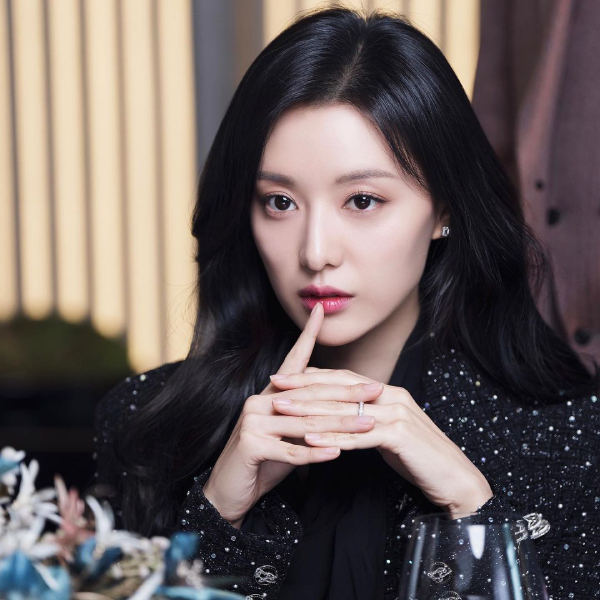 Queen of Tears Actress Kim Ji-won Shares Her Top Beauty Tips, Including a Unique Way of Applying Ampoules